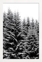 JUNIQE - Poster met houten lijst Besneeuwde kerstbomen -13x18 /Grijs &