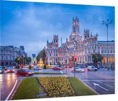 Verkeersdrukte rond het Plaza de Cibeles in Madrid - Foto op Plexiglas - 90 x 60 cm