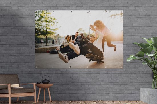Muurdecoratie Vrienden zijn aan het skateboarden en lachen in het park - 180x120 cm - Tuinposter - Tuindoek - Buitenposter