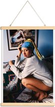 JUNIQE - Posterhanger Girl with Pearl Earring Double -40x60 /Grijs &