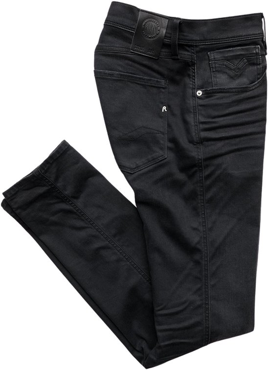 Jean Replay noir plié, avec logo sur poche arrière.