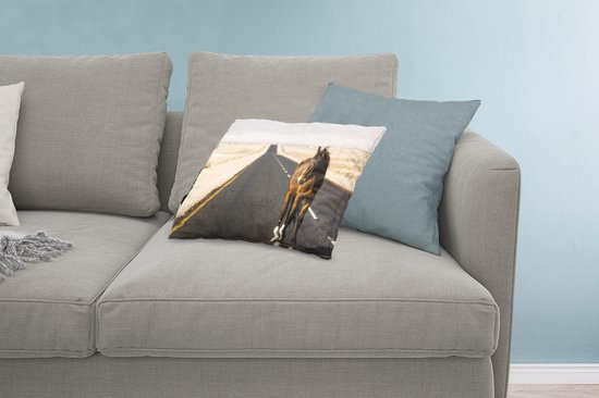 Sierkussen Paarden pour l'intérieur - Cheval solitaire sur une route - 60x40 cm - Coussin intérieur rectangulaire en coton