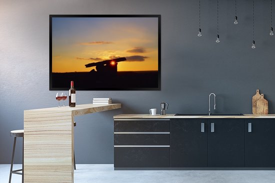 Photo en cadre - Un coucher de soleil sur un cadre photo hunebed noir 120x80 cm - Affiche sous cadre (Décoration murale salon / chambre)