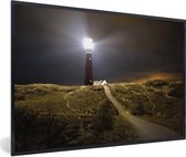 Fotolijst incl. Poster - Een verlichte vuurtoren op het eiland Schiermonnikoog - 90x60 cm - Posterlijst