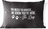 Buitenkussens - Tuin - Quote No need to knock... we know you're here - The dogs Op een zwarte achtergrond - 60x40 cm