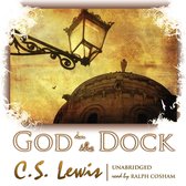 De titel "God in the Dock" van C.S. Lewis, voorgelezen door Ralph Cosham. Een afbeelding van een lamp bovenop een gebouw met een standbeeld.