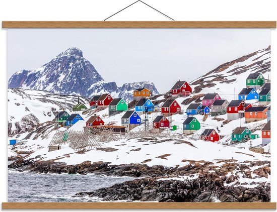 Schoolplaat – Gekleurde Huisjes op Besneeuwde Berg - 90x60cm Foto op Textielposter (Wanddecoratie op Schoolplaat)