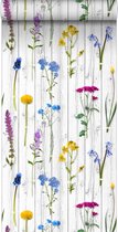 ESTAhome vlies wallpaper XXL veldbloemen op houten vintage planken licht warm grijs, geel, blauw en fuchsia roze - 158828 - 0.465 x 8.37 m