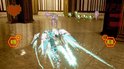 Een man in een wit en blauw robotpak in een gouden kamer.