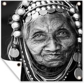 Affiche de jardin - femme au visage patiné avec décoration de tête en noir et blanc - 30x40 cm