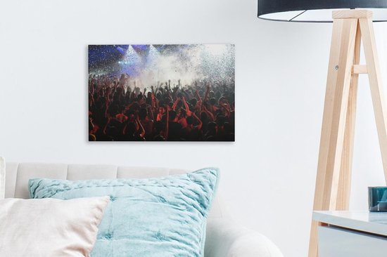 Les gens dansent lors d'un festival 30x20 cm - petit - Tirage photo sur toile (Décoration murale salon / chambre)