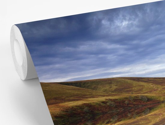 Behang - Fotobehang De Black Mountains in het Nationaal park Brecon Beacons met een donkere hemel - Breedte 600 cm x hoogte 400 cm