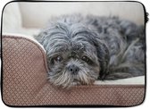 Laptophoes 14 inch 36x26 cm - Shih Tzu - Macbook & Laptop sleeve Shih Tzu hond die op haar bed rust - Laptop hoes met foto