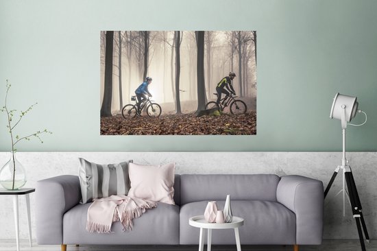 Affiche Sur un VTT sur un sentier forestier 120x80 cm - Tirage photo sur Poster (décoration murale salon / chambre) / Affiche de Sport