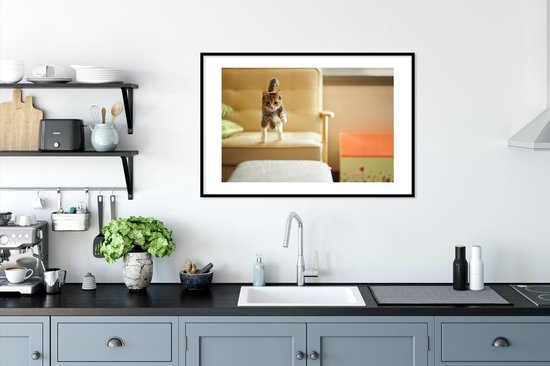 Image encadrée - Chat sautant du canapé cadre photo noir avec passe-partout blanc 60x90 90x60 cm - Affiche encadrée (Décoration murale salon / chambre)
