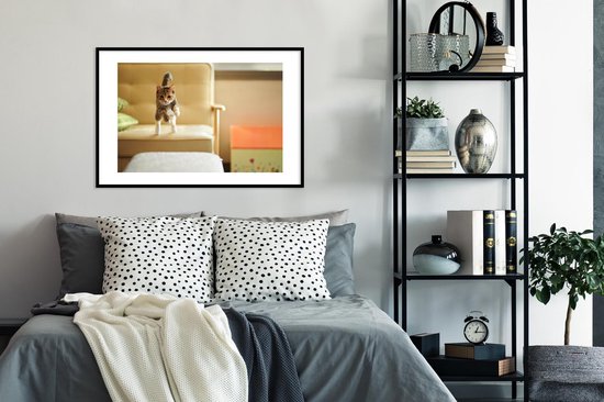 Image encadrée - Chat sautant du canapé cadre photo noir avec passe-partout blanc 60x90 90x60 cm - Affiche encadrée (Décoration murale salon / chambre)