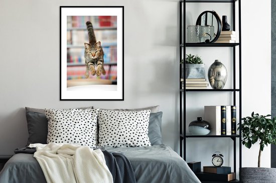 Cadre photo - Chat sautant sur chaise cadre photo noir avec passe-partout blanc 60x90 60x90 cm - Affiche sous cadre (Décoration murale salon / chambre)