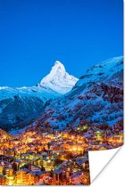 Poster Bergdorp aan een besneeuwde berg in Zwitserland - 80x120 cm
