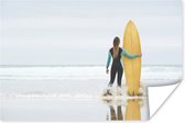 Vrouwelijke surfer staat naast surfplank poster papier 60x40 cm - Foto print op Poster (wanddecoratie woonkamer / slaapkamer)