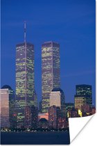 Poster Het World trade center omringt door het stadslandschap van New York in de avond - 60x90 cm