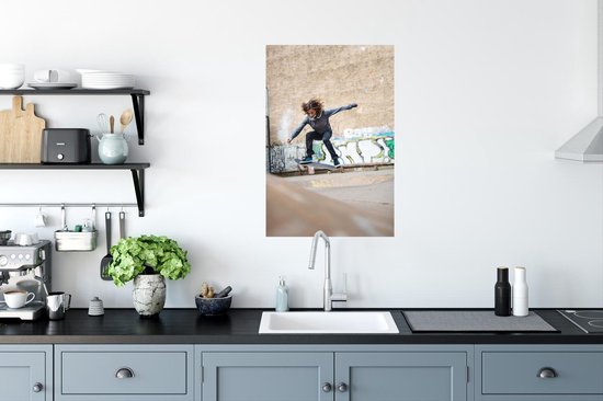 Poster Een meisje doet een stunt met haar skateboard - 60x90 cm