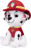 Zachte Marshall van Paw Patrol met rode helm en reddingsvest, zittend.