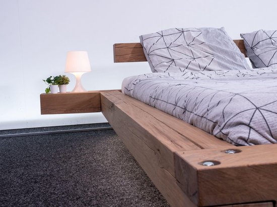 Zwevend eiken bed - Houten bed - 140 x 200 - hoofdbord op buizen - inclusief nachtkastje