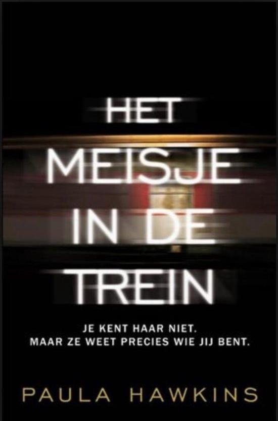 Boekcover van 'Het meisje in de trein' met de titel op een wazige trein. De slogan luidt: 'Je kent haar niet, maar ze weet precies wie jij bent.' Geschreven door Paula Hawkins.