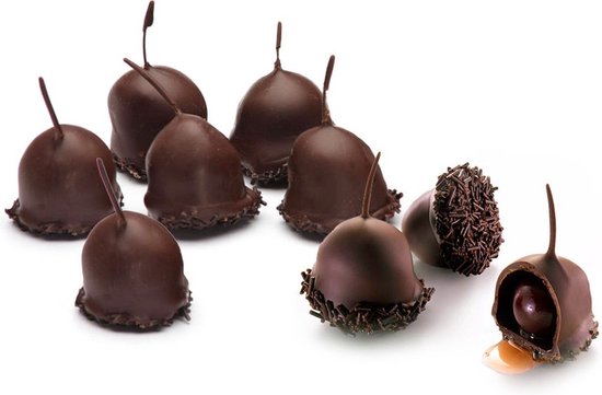 Chocoladekersenbonbons met een steel en een kers aan de binnenkant, omringd door chocoladeschaafsel.