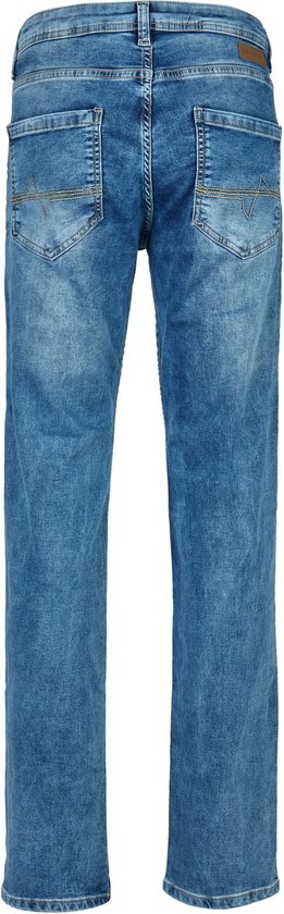 Blauwe jeans met lichte wassing, gestikte details op de achterzakken en een bruin label. Van achteren gezien.
