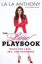 La La Anthony avec la couverture du livre "The Love Playbook". Elle porte un blazer rouge, un haut blanc et un jean.