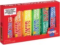 Rode doos met zes Tony's Chocolonely repen in diverse kleuren: blauw, rood, oranje, geel, groen en lichtblauw.