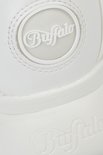 Close-up van het Buffalo logo op de zijkant van de witte sneaker.
