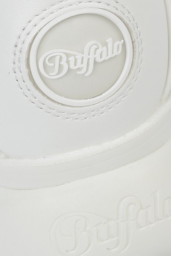 Close-up van het Buffalo logo op de zijkant van de witte sneaker.