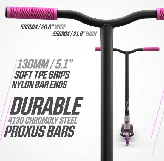Detail van stuur en handvatten van de step. Roze handvatten met tekst '530MM / 20.8" WIDE 550MM / 21.6" HIGH 130MM / 5.1" SOFT TPE GRIPS NYLON BAR ENDS'.