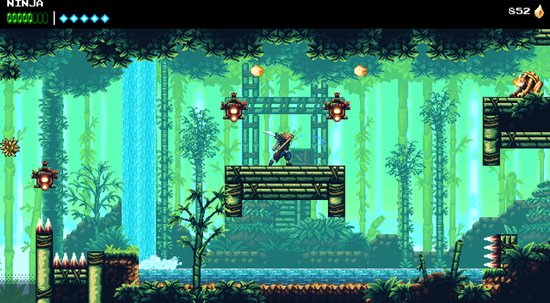 Een ninja springt op een houten platform in een jungle met een waterval en bamboe. Er hangen lantaarns en een tijger zit op een platform.