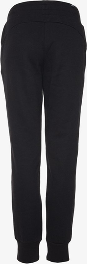 Achterkant van een zwarte PUMA sweatbroek met rechte pijpen en strakke boorden.
