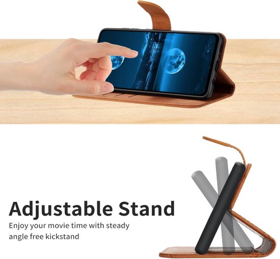 Bruin telefoonhoesje met stikseldetails, opengeklapt als verstelbare standaard, met een telefoon die een maanlandschap toont.
