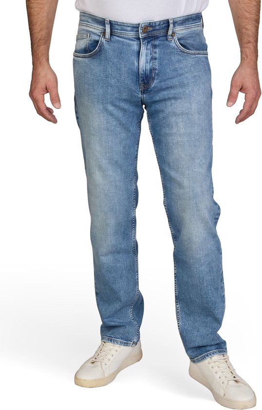 Lichtblauwe denim jeans met relaxed fit, gedragen door een man. De jeans zijn aan de voorkant te zien, met een bruin CROSS JEANS label bij de taille.