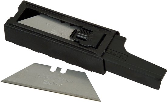 Een openstaande zwarte Stanley reservemeshouder met een mesje ernaast.