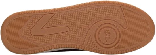 Onderkant bruine leren sneaker met "HUB" logo en rutekstuur op de zool.