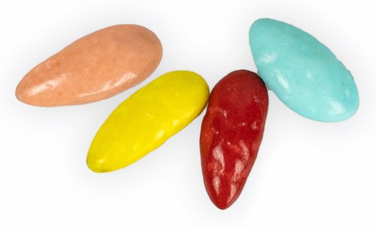 Vier veelkleurige, ovale snoepjes, roze, geel, rood en lichtblauw, op een witte achtergrond.