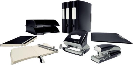 Bureau-accessoires: ordners, nietmachine, perforator, ladebakjes, notitieboek.