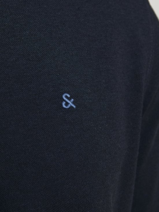 Donkerblauw poloshirt met subtiel navy geborduurd "&" logo op de linkerborst.