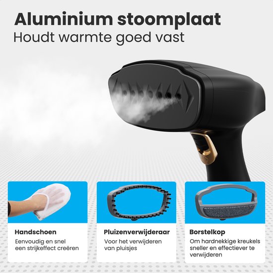 Close-up van de aluminium stoomplaat van de zwarte kledingstomer met stoom. Accessoires: handschoen, pluisverwijderaar en borstelkop.
