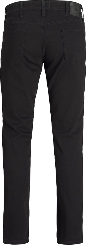 Achterkant van een zwarte jeans met twee achterzakken en een label.