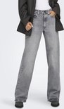 Model in een grijze jeans met wijde pijpen en een gestreepte blazer.