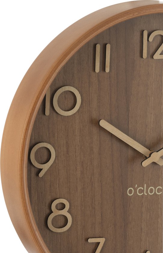 Detail van houten klok: beige cijfers op donker naturel wijzerplaat met naturel houten rand.