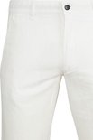 Detail van de tailleband van een witte chinobroek met knoop en rits.