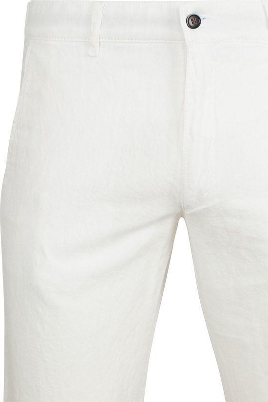 Detail van de tailleband van een witte chinobroek met knoop en rits.